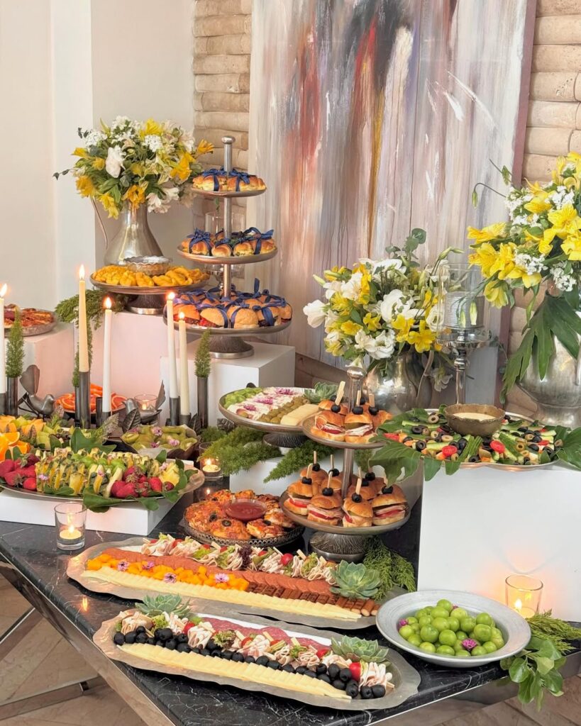 چیدمان میز مهمانی ساده