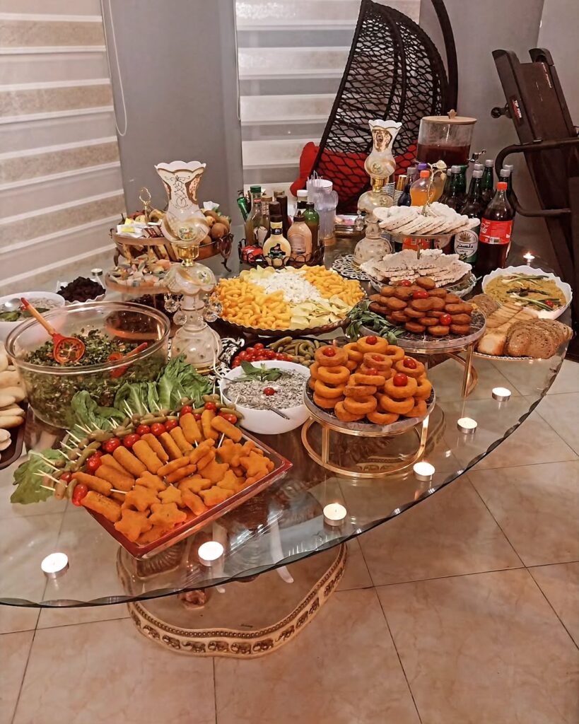 دیزاین میز مهمانی ساده